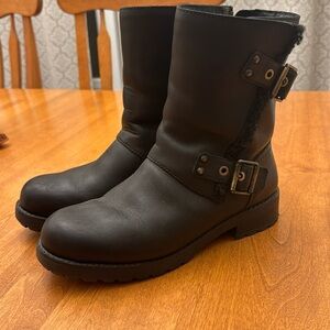 Ugg women’s boots 7.5 black with a zipper